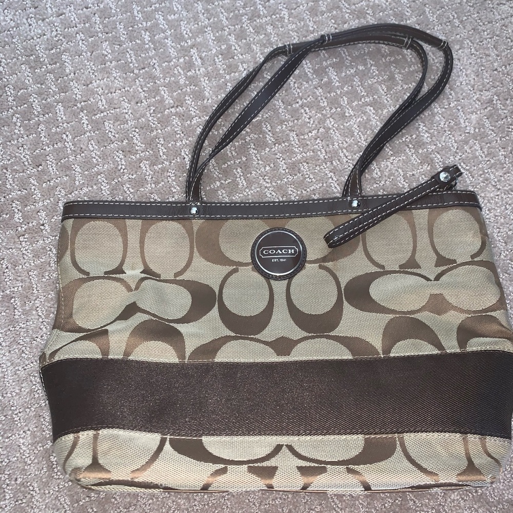 super versatile classic print coach bag